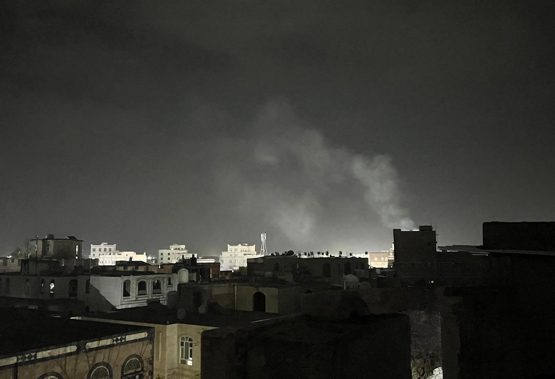 Khói bốc lên từ địa điểm tại Sanaa, Yemen sau cuộc không kích của Mỹ, ngày 26/3/2025. Ảnh: THX/TTXVN