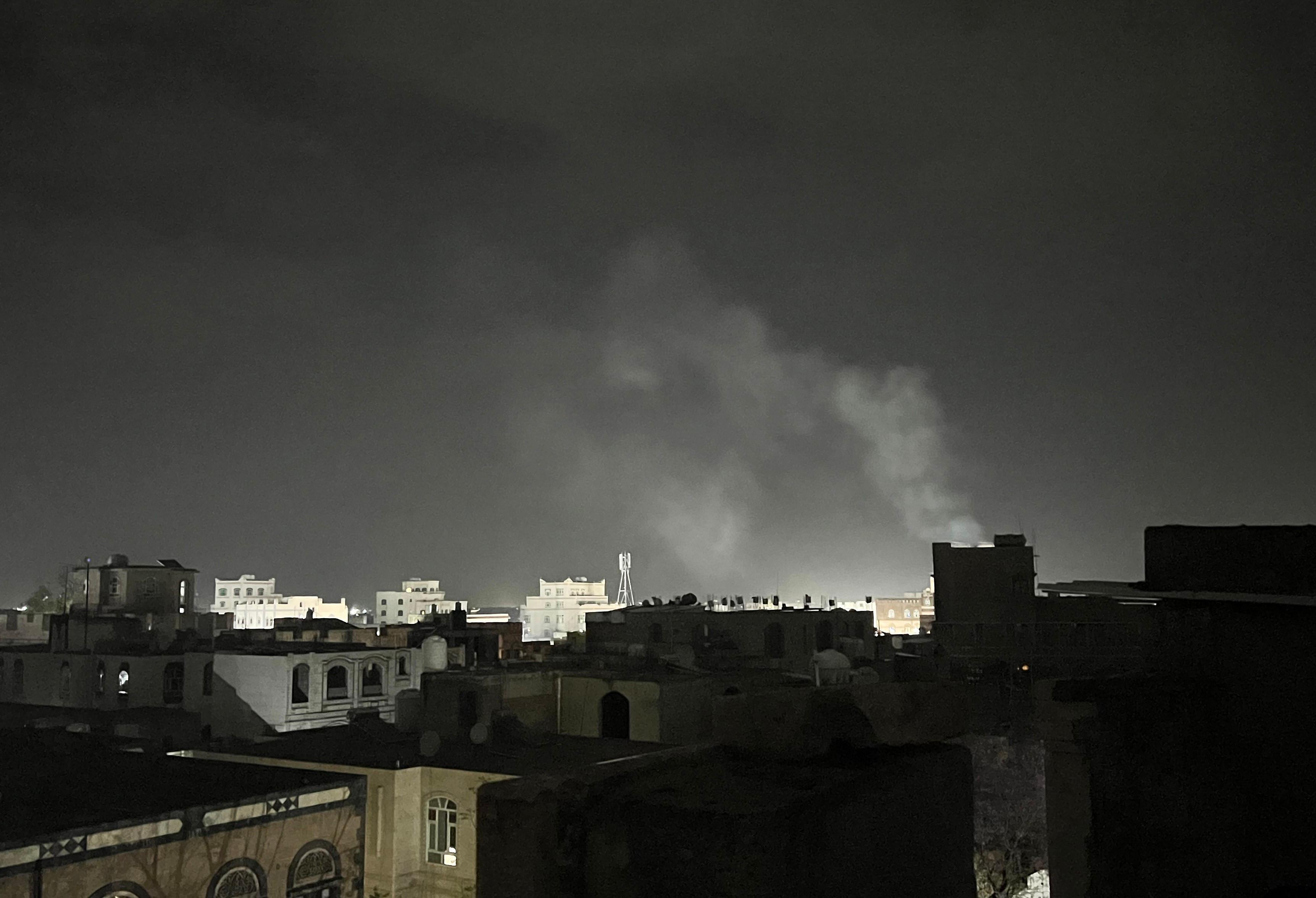 Khói bốc lên từ địa điểm tại Sanaa, Yemen sau cuộc không kích của Mỹ, ngày 26/3/2025. Ảnh: THX/TTXVN