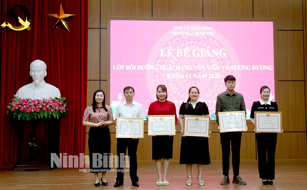 Lãnh đạo Trường Chính trị tỉnh trao Giấy khen cho các học viên có thành tích học tập xuất sắc.