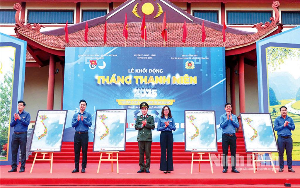 Tỉnh đoàn phối hợp với các đơn vị đồng hành trao tặng bản đồ Việt Nam cho các cơ sở Đoàn nhằm hưởng ứng Cuộc vận động “Tự hào một dải non sông” do Trung ương Đoàn TNCS Hồ Chí Minh phát động.