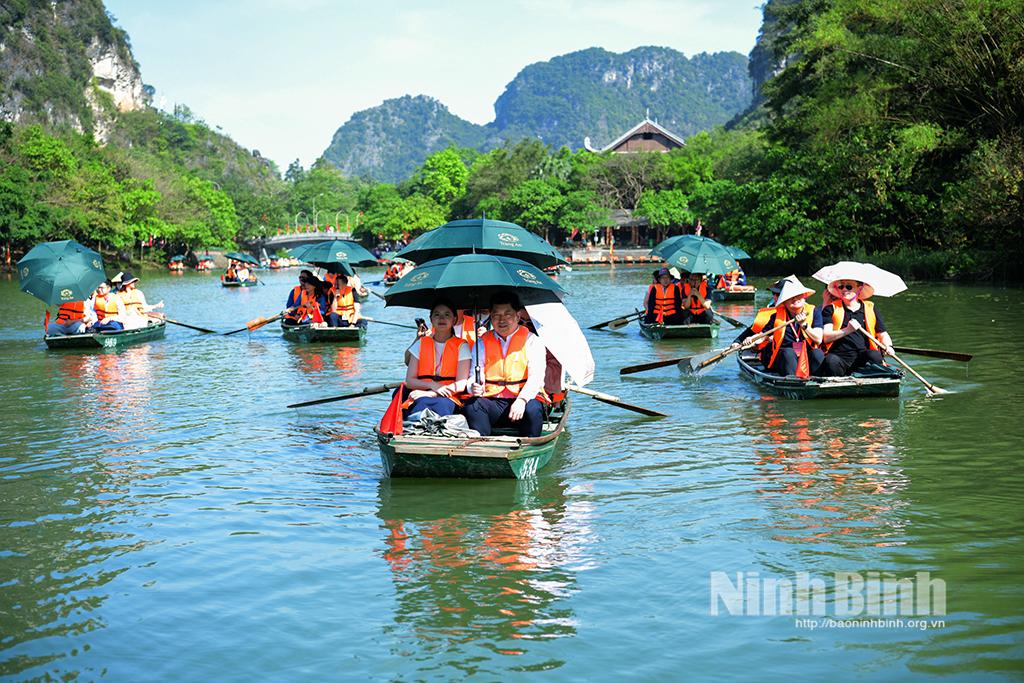 Các đại biểu tham quan Quần thể danh thắng Tràng An.