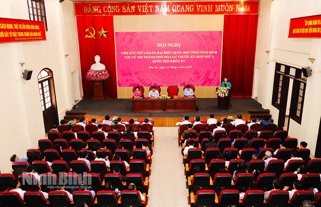 Quang cảnh hội nghị tiếp xúc cử tri.