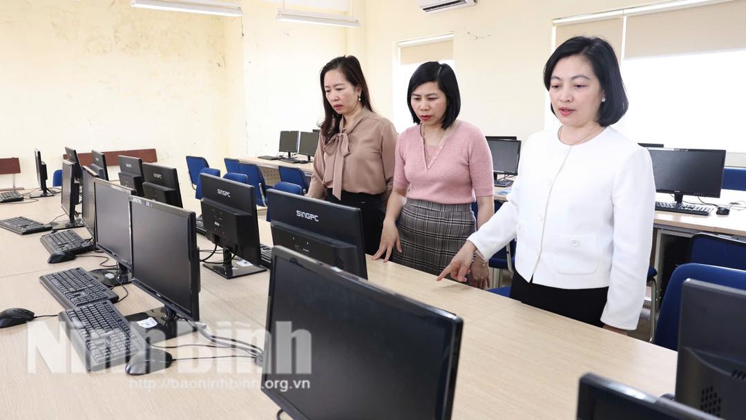 Lãnh đạo Trường THPT chuyên Lương Văn Tụy kiểm tra cơ sở vật chất sẵn sàng cho kỳ thi.