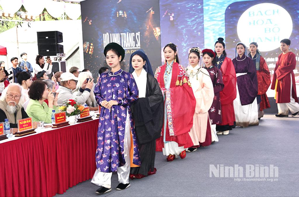 Trình diễn cổ phục tại Hội thảo khoa học “Trang phục và Cổ phục thời Đinh”. Ảnh: Minh Quang