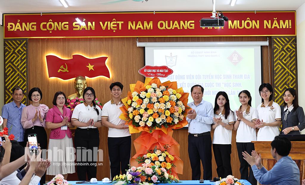 Lãnh đạo Sở Giáo dục và Đào tạo tặng hoa chúc mừng, động viên đội tuyển đạt giải cao trong Cuộc thi “Học sinh, sinh viên với ý tưởng khởi nghiệp” lần thứ VII.
