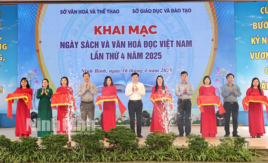 Các đại biểu cắt băng khai mạc Ngày sách và Văn hoá đọc Việt Nam.