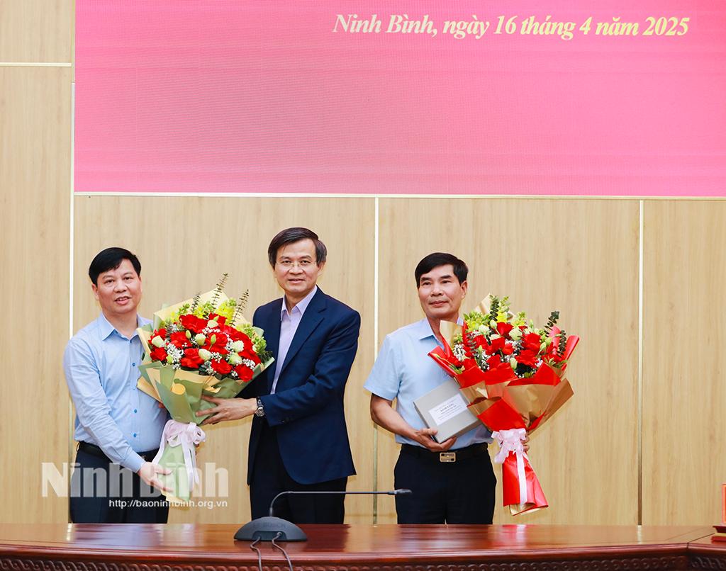 Đồng chí Bí thư Tỉnh uỷ tặng hoa, quà chia tay các đồng chí thôi không tham gia Ban Thường vụ Tỉnh uỷ, Ban Chấp hành Đảng bộ tỉnh.