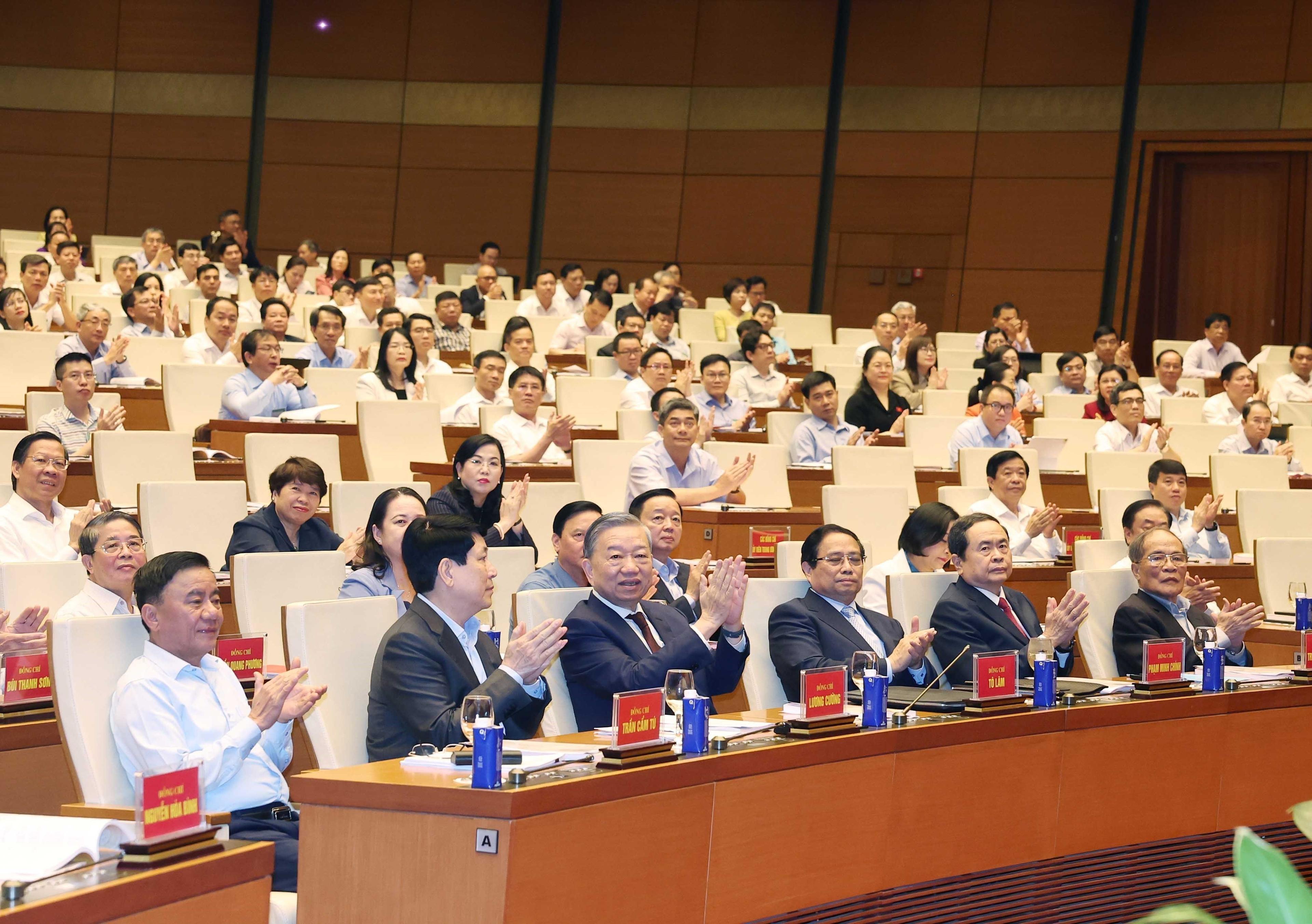 Các đồng chí lãnh đạo, nguyên lãnh đạo Đảng, Nhà nước dự hội nghị tại điểm cầu Trung ương. Ảnh: TTXVN