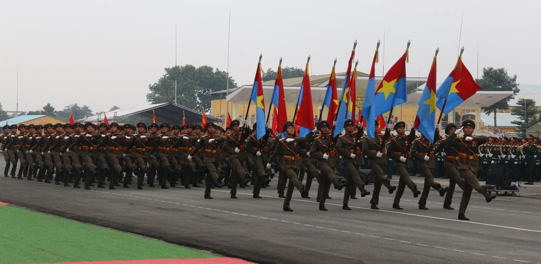 Các khối Quân đội nhân dân Việt Nam đi qua lễ đài.