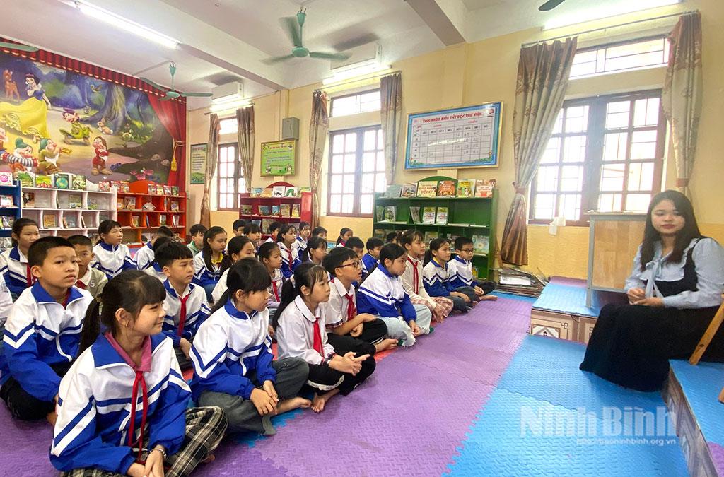 Tiết học của học sinh tại Thư viện Trường Tiểu học Ninh An (thành phố Hoa Lư).