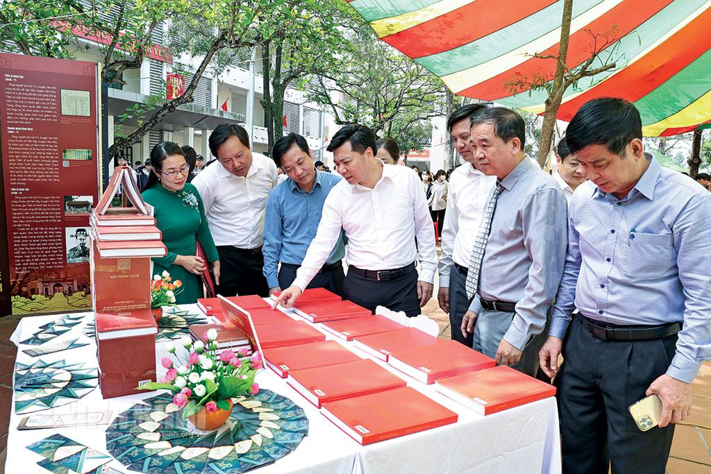 Các đại biểu tham quan gian trưng bày sách tại Ngày sách và Văn hóa đọc Việt Nam lần thứ 4, năm 2025 được tổ chức tại Trường THPT Yên Mô B. Ảnh: Minh Quang