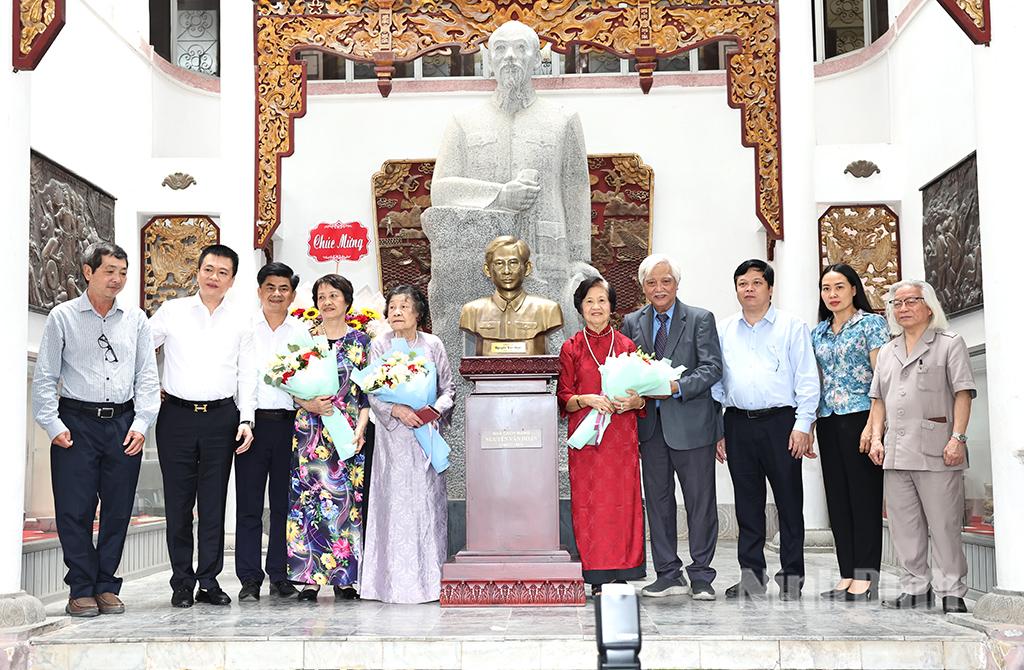 Đại diện Hội Khoa học lịch sử Việt Nam, Tạp chí “Xưa và Nay”, Hội Khoa học lịch sử tỉnh Ninh Bình trao tặng bức tượng chân dung nhà cách mạng cho Bảo tàng tỉnh Ninh Bình.