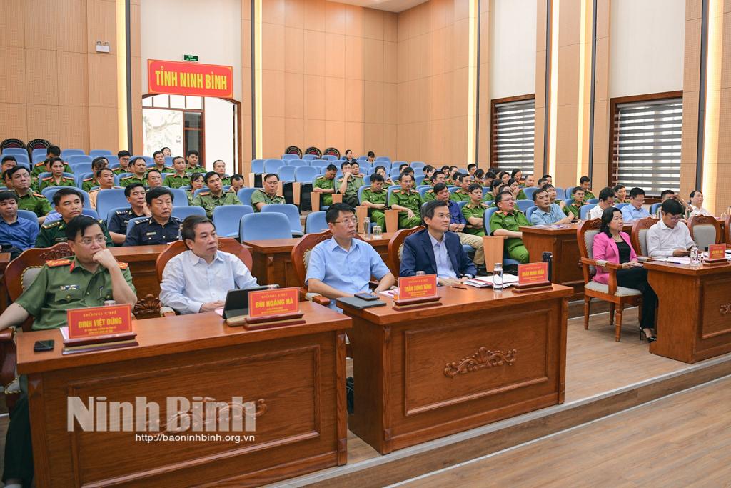 Các đại biểu dự hội nghị tại điểm cầu Ninh Bình.