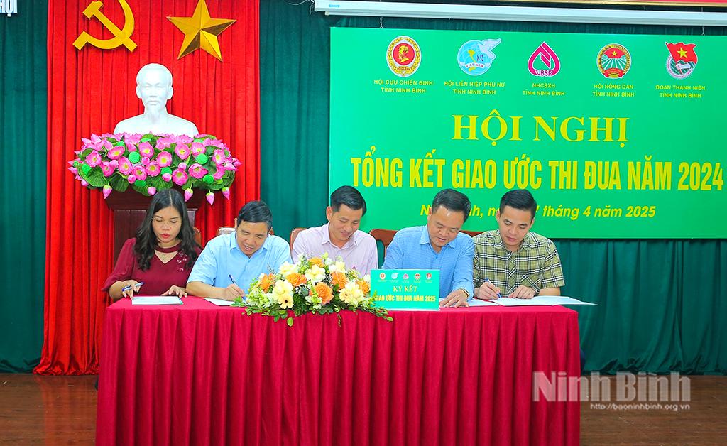 Đại diện các đơn vị Ký kết Giao ước thi đua.