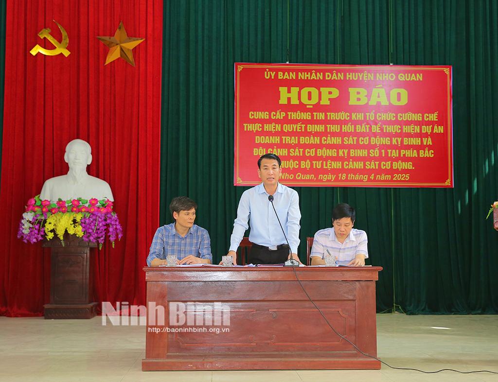 Đại diện lãnh đạo huyện Nho Quan cung cấp thông tin tại họp báo.