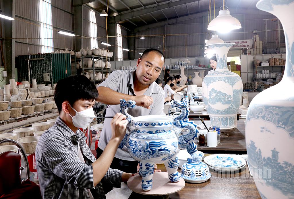Nghệ nhân Phạm Văn Vang kiểm tra hoạt động sản xuất và chỉ dạy nghề cho thợ tại xưởng. Ảnh: Minh Đường