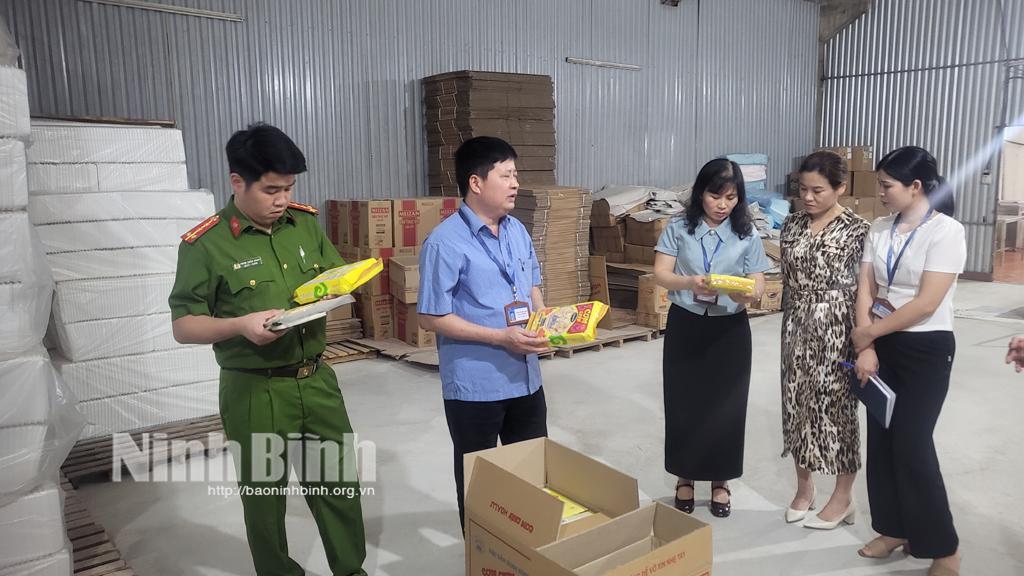 Đoàn kiểm tra tại cơ sở sản xuất cơm cháy Hoa Lư (phường Đông Thành, thành phố Hoa Lư).