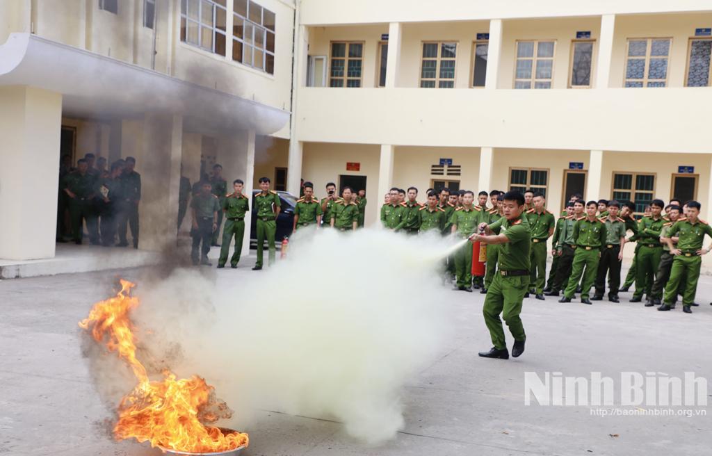Công an xã, thị trấn thực hành chữa cháy tại lớp bồi dưỡng nghiệp vụ.