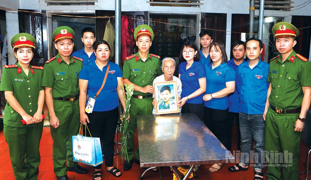 Đoàn viên, thanh niên một số cơ quan, đơn vị trong tỉnh phục dựng và trao di ảnh liệt sĩ Phạm Văn Hoa cho gia đình thân nhân liệt sĩ tại phường Ninh Mỹ (thành phố Hoa Lư). Ảnh: Hoàng Hiệp