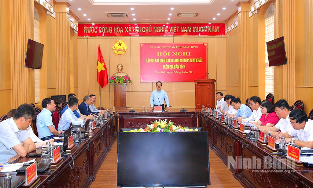 Đồng chí Phạm Quang Ngọc, Phó Bí thư Tỉnh ủy, Chủ tịch UBND tỉnh chủ trì hội nghị.