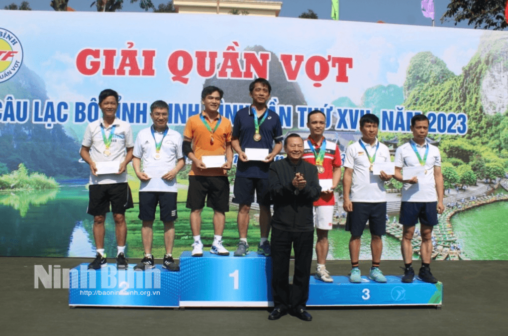 Ban tổ chức trao giải cho các tay vợt dự giải Quần vợt các câu lạc bộ tỉnh Ninh Bình năm 2023. Ảnh: Mai Phương