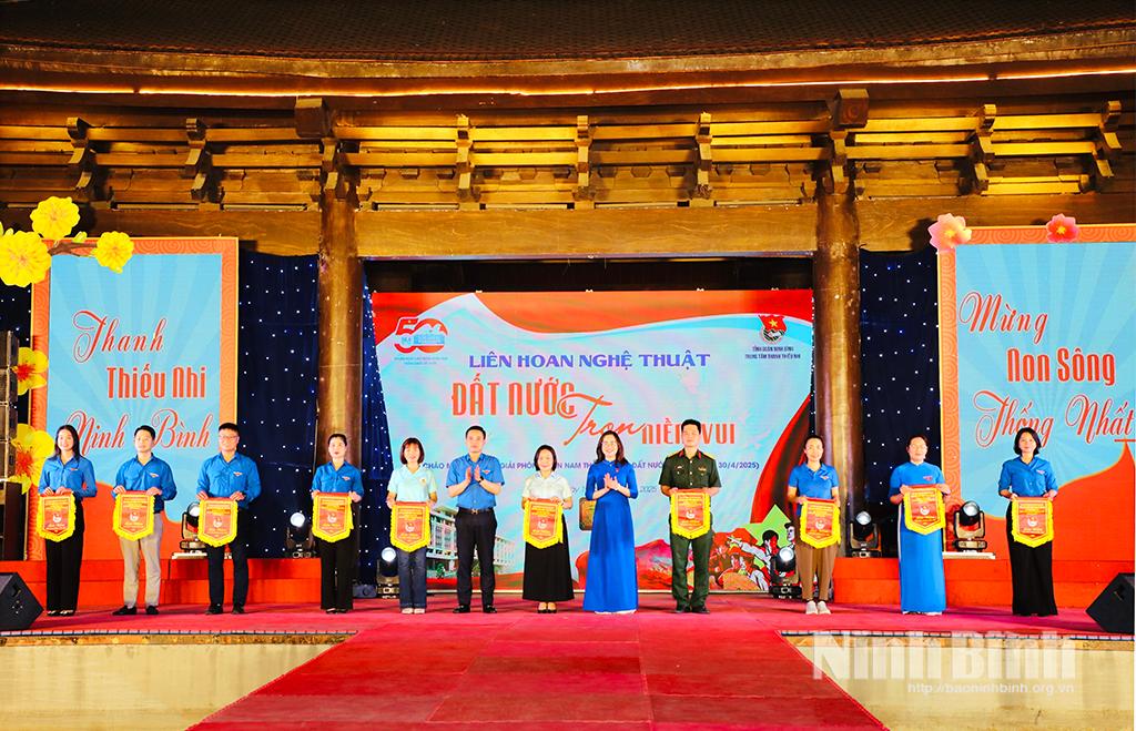 Ban tổ chức trao Cờ lưu niệm cho các đoàn tuyển tham gia Liên hoan.