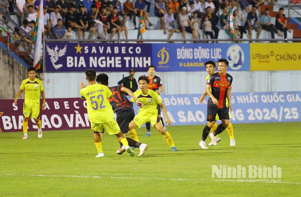 Pha tranh chấp bóng trong trận đấu CLB Phù Đổng Ninh Bình gặp Khatoco Khánh Hòa.