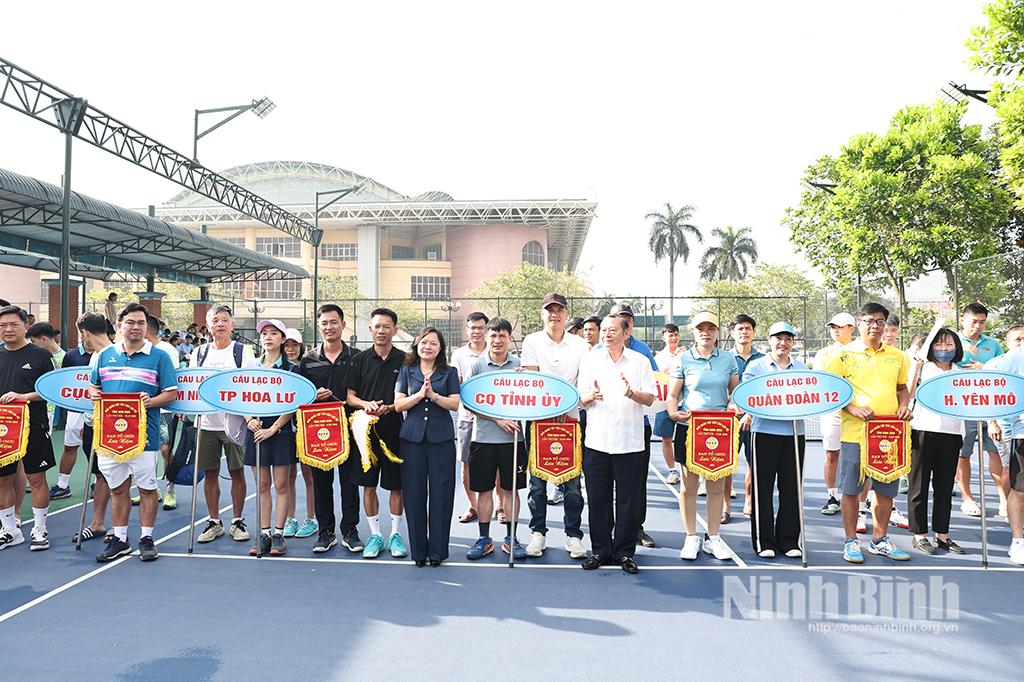 Ban tổ chức trao Cờ lưu niệm cho các Câu lạc bộ tham gia giải.