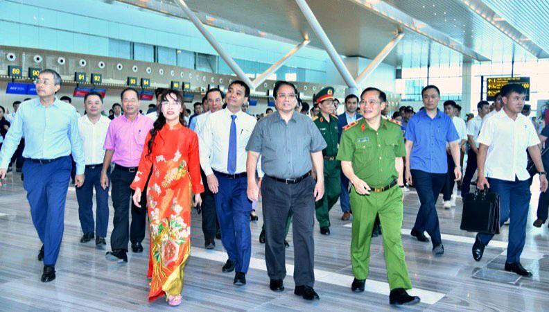 Thủ tướng Phạm Minh Chính đi thị sát các hạng mục của Nhà ga hành khách T3-Cảng hàng không quốc tế Tân Sơn Nhất mới khánh thành và đi vào hoạt động. (Ảnh: Báo Nhân Dân)