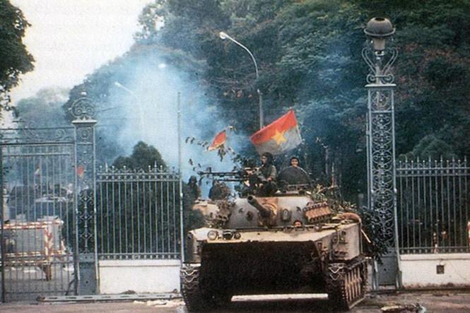 Xe tăng Quân Giải phóng tiến vào Dinh Độc Lập. Ảnh tư liệu