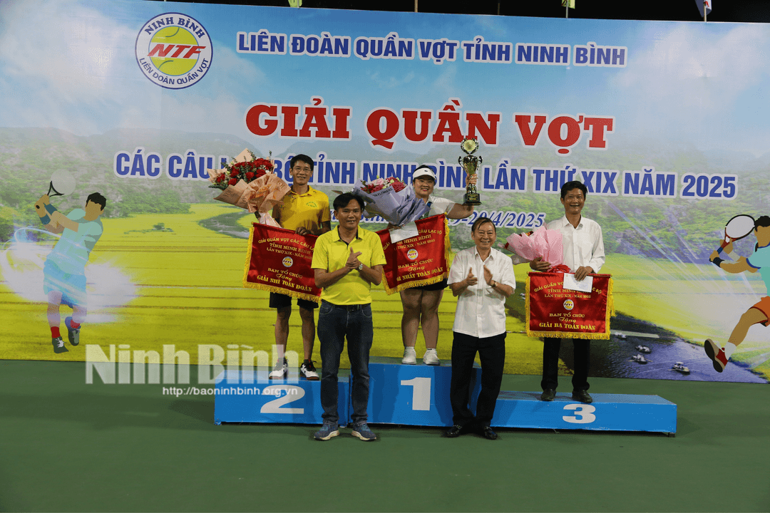 Ban tổ chức trao giải toàn đoàn cho các đơn vị.