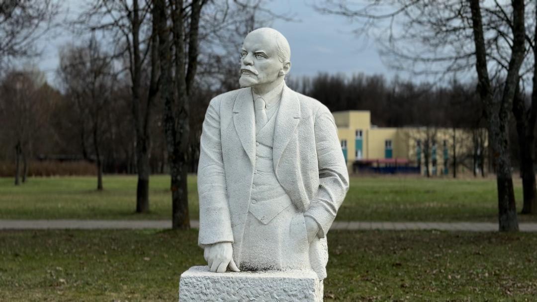 V.I.Lenin trong khuôn viên Bảo tàng Lenin ở Khu bảo tồn bảo tàng Gorki Leninskie.