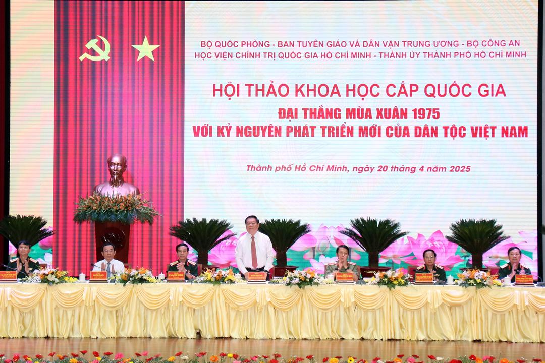 Các đại biểu chủ trì Hội thảo Đại thắng mùa Xuân 1975 với kỷ nguyên phát triển mới của dân tộc Việt Nam”.