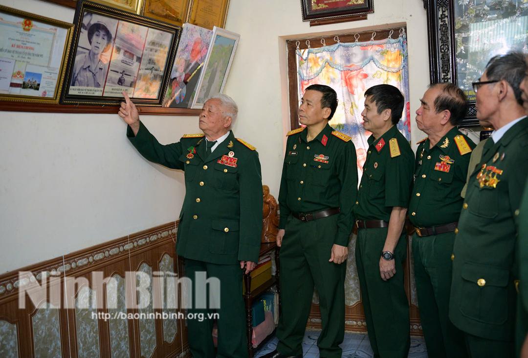 Cựu chiến binh Lê Xuân Yến (người đứng đầu bên trái) chia sẻ với đồng đội về kỷ niệm trong thực hiện nhiệm vụ đánh Bộ Tổng tham mưu nguỵ, thu con dấu của tướng Cao Văn Viên. Ảnh: Trường Giang