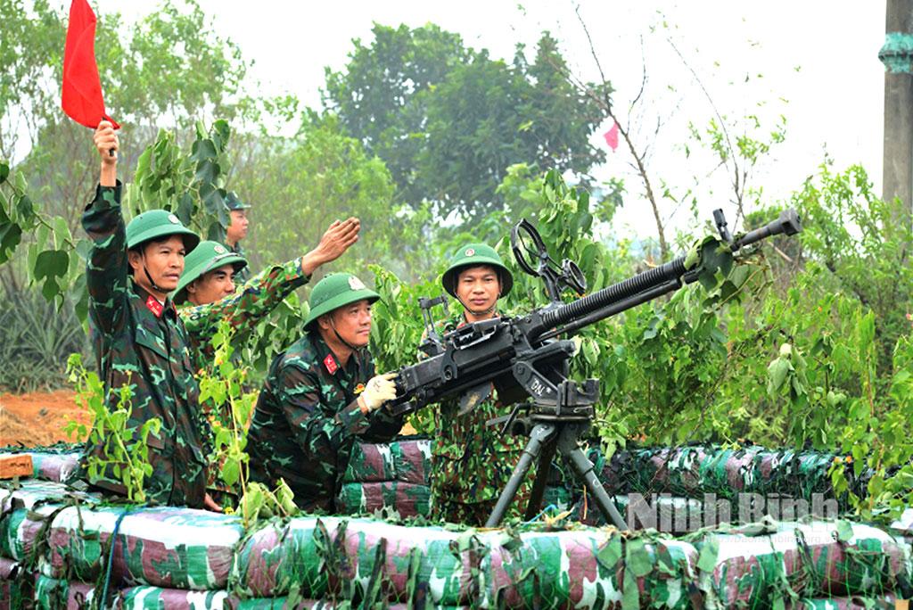 Khẩu đội súng máy phòng không 12,7mm thành phố Hoa Lư luyện tập bắn mục tiêu trên không trong diễn tập khu vực phòng thủ tỉnh. Ảnh: Hồng Nam
