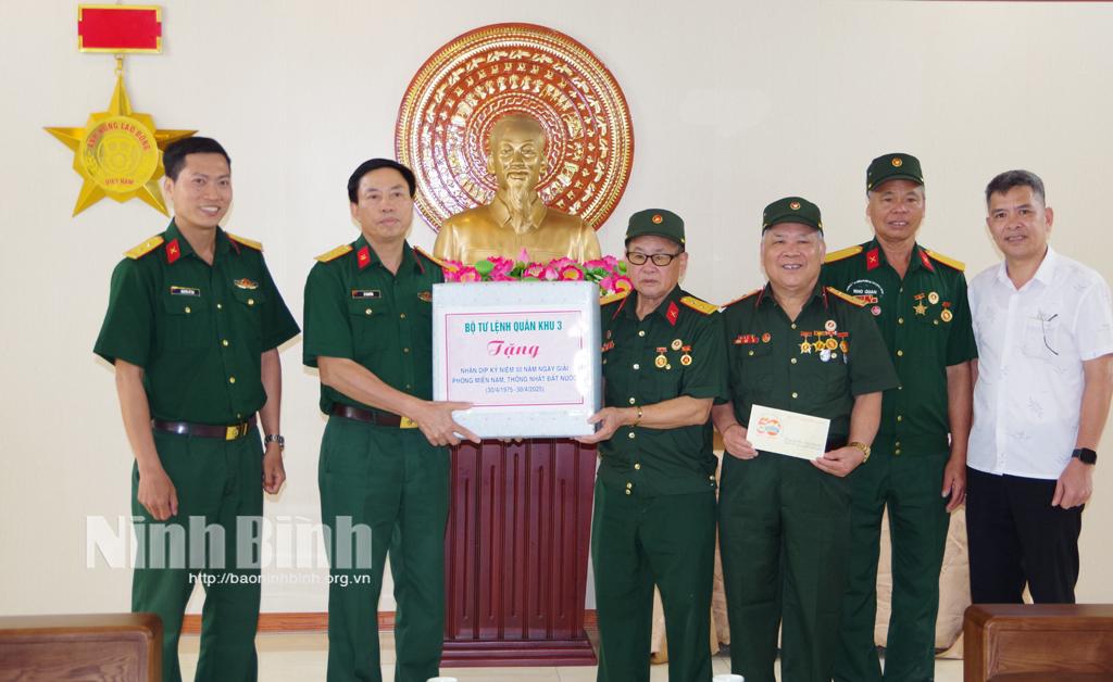 Đoàn công tác của Bộ Tư lệnh Quân khu 3 tặng quà Trung tâm Điều dưỡng thương binh Nho Quan.