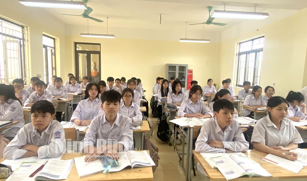 Học sinh lớp 9 Trường THCS Lai Thành (Kim Sơn) trong giờ học.