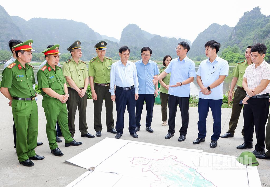 Đoàn kiểm tra công tác PCCC rừng của tỉnh kiểm tra thực tế tại bến Thánh (Khu du lịch Tam Cốc - Bích Động).