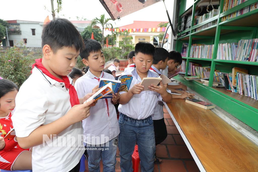 Các nhà trường thường xuyên phối hợp với Thư viện tỉnh tổ chức các chương trình đọc sách cho học sinh. Ảnh: Minh Quang
