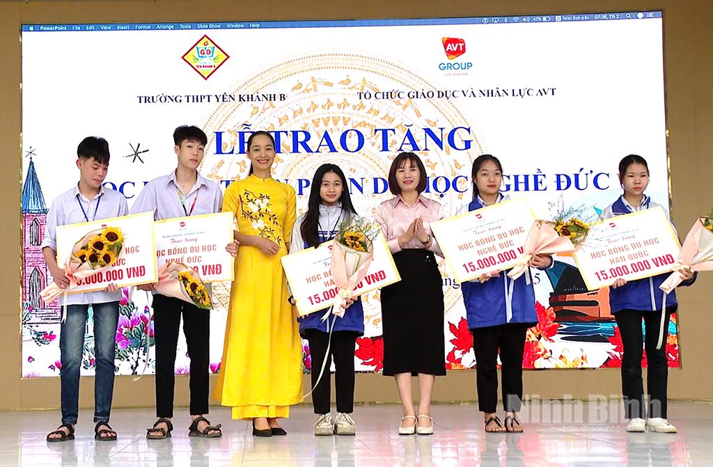 Trao học bổng cho 5 học sinh Trường THPT Yên Khánh B.