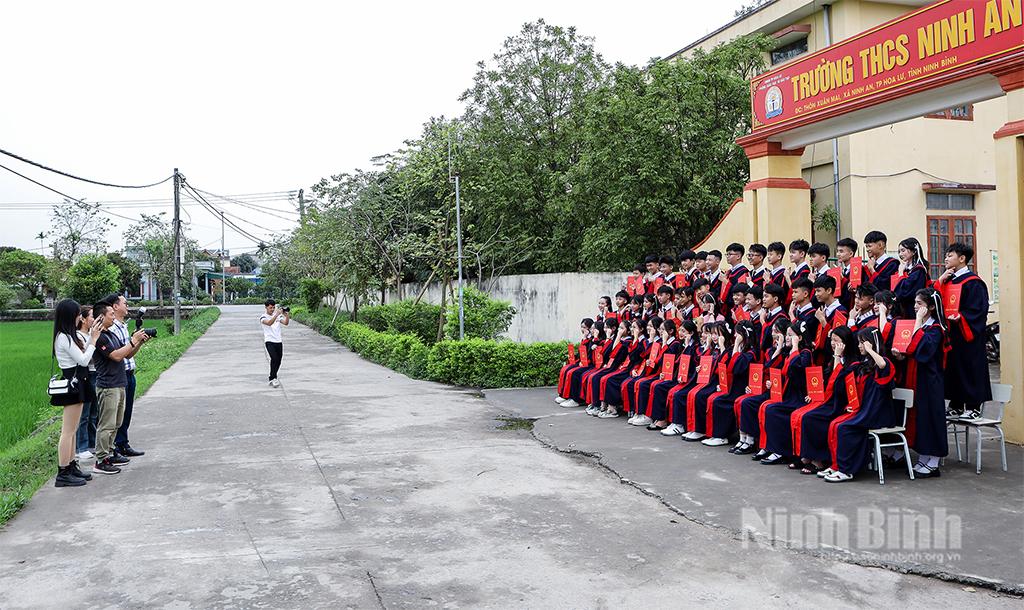 Nhóm thợ ảnh tác nghiệp trong buổi chụp kỷ yếu tại Trường THCS Ninh An, thành phố Hoa Lư.