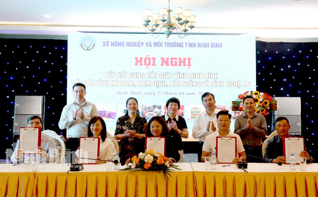 Đại diện ngành nông nghiệp, du lịch và các cơ sở sản xuất của các tỉnh ký kết biên bản ghi nhớ.