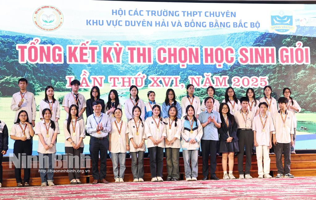 Ban tổ chức trao huy chương vàng cho các học sinh.