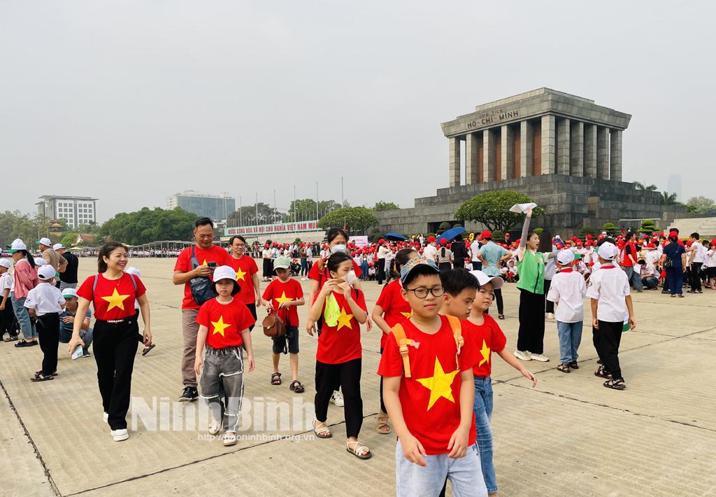 Lăng Chủ tịch Hồ Chí Minh thường xuyên đón lượng lớn học sinh, nhân dân và du khách đến viếng và tham quan mỗi dịp Lễ lớn của đất nước. Ảnh: Nguyễn Thuỷ