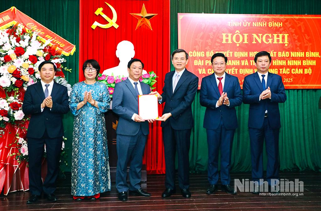 Đồng chí Bí thư Tỉnh ủy Đoàn Minh Huấn trao Quyết định của Ban Chấp hành Đảng bộ tỉnh về việc hợp nhất Báo Ninh Bình và Đài Phát thanh - Truyền hình Ninh Bình.