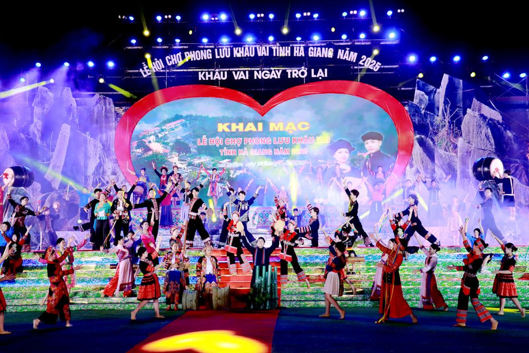 Chương trình nghệ thuật đặc sắc với chủ đề “Khâu Vai ngày trở lại” tại lễ khai mạc.