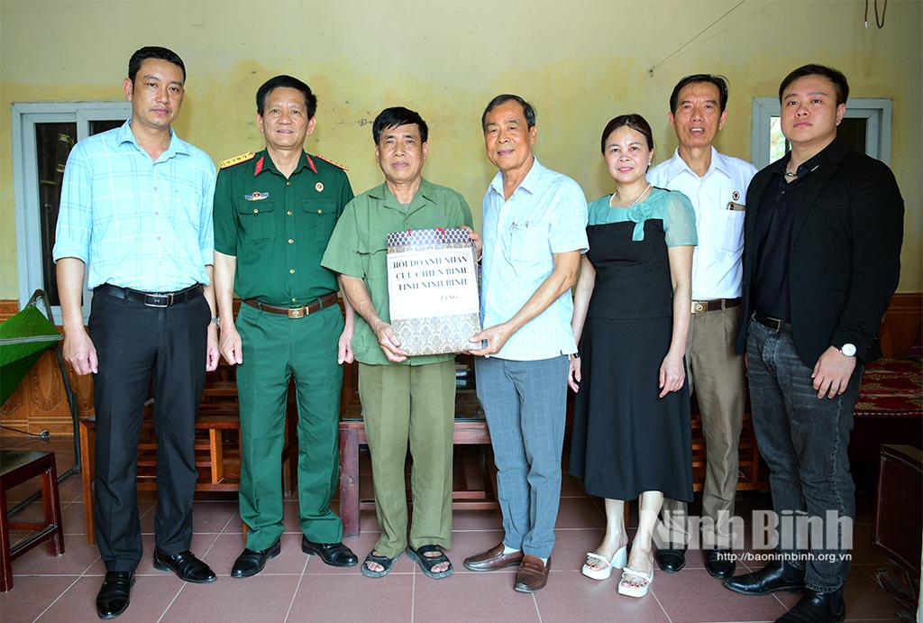 Đoàn tới thăm, tặng quà cho hội viên cựu chiến binh Bùi Ngọc Am (xã Như Hòa) là thương binh có hoàn cảnh gia đình khó khăn.