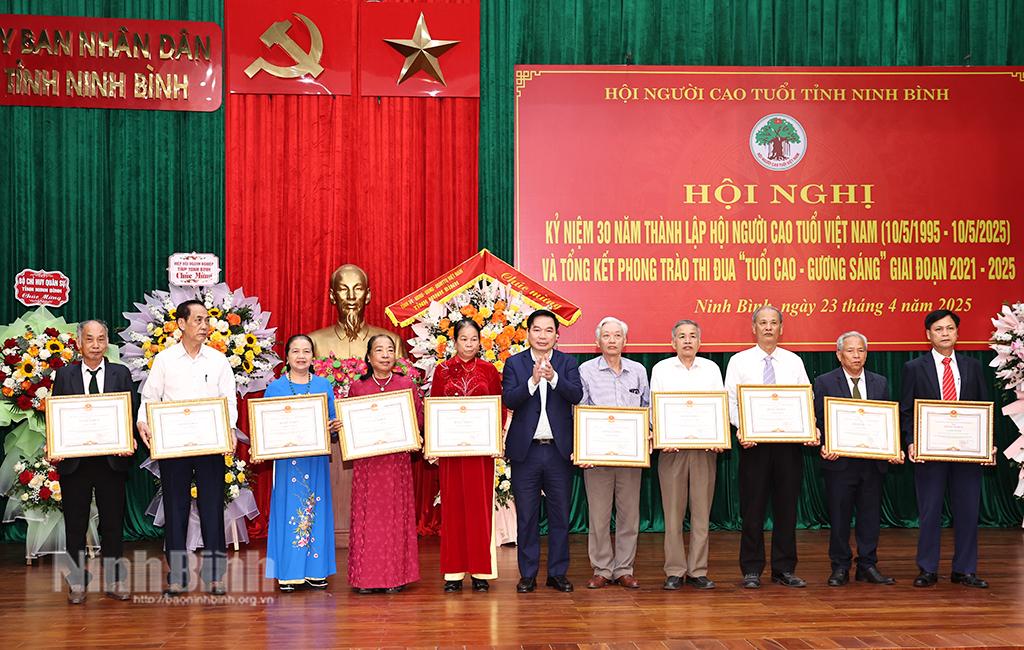 Đồng chí Tống Quang Thìn, Uỷ viên Ban Thường vụ Tỉnh ủy, Phó Chủ tịch Thường trực UBND tỉnh tặng Bằng khen của UBND tỉnh cho các cá nhân có thành tích xuất sắc.