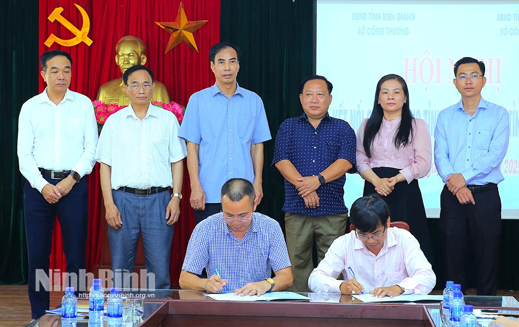 Đại diện các đơn vị ký kết biên bản ghi nhớ kết nối giao thương.