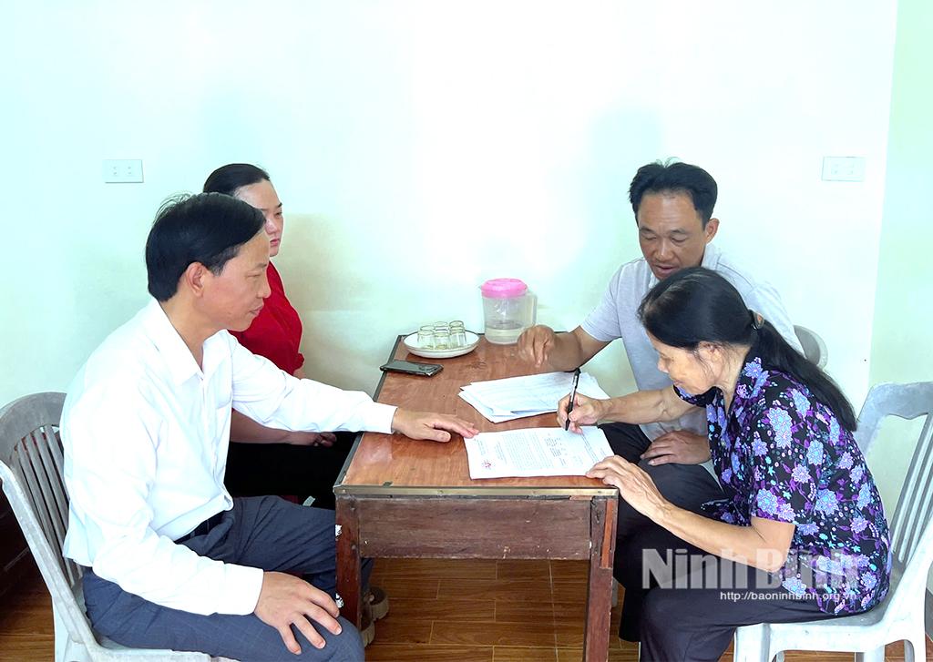 Cán bộ phố Phát Diệm Nam, thị trấn Phát Diệm (huyện Kim Sơn) lấy ý kiến tại hộ dân về việc thành lập đơn vị hành chính cấp tỉnh, cấp xã. Ảnh: Hồng Minh